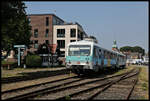 VT 628201-5 wurde am 25.07.2021 für Sonderzugfahrten zwischen Kappeln und Eckernförde genutzt. Hier ist der Zug um 14.00 Uhr gerade aus Eckernförde zurück gekehrt und wartet auf den nächsten Einsatz. Im Hintergrund links ist das historische Kassenhäuschen der Angelner Dampfeisenbahn Freunde zu sehen, die auch für den Betrieb des VT verantwortlich waren.