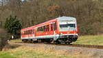 BR 628 474 als RB 66 von Lauterecken-Grumbrach nach Kaiserslautern Hbf kurz nach der Ausfahrt am Haltepunkt Hirschhorn (Pfalz) am 12.02.2022