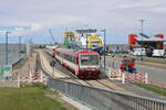 neg 628 071-2 steht abfahrbereit in Dagebüll Mole zur Fahrt nach Niebüll. Dahinter stehen ein Generatorwagen und drei Kurswagen. (30.05.2022)