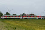 Der Dieseltriebzug 628 532  Munkmarsch  wurde an das Ende eines SyltShuttle-Zuges angehängt und rollt so in Richtung Westerland. (bei Niebüll, Juni 2024)