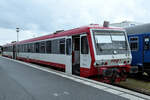 Der Dieseltriebzug VT 71 B (629 071-1) wartete Anfang Juni 2024 am Bahnhof in Niebüll auf seine Fahrgäste.