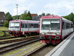 Die Dieseltriebzüge VT 71 A (628 071-1) und VT 506 (628 506-7) konnte ich Anfang Juni 2024 am Bahnhof in Niebüll ablichten.