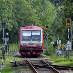 Der Dieseltriebzug VT 71 B (629 071-1) macht sich auf den Weg nach Dagebüll, so gesehen Anfang Juni 2024 in Niebüll.