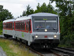 Der Dieseltriebzug 628 532  Munkmarsch  rangiert zum zugewiesenen Bahnsteig. (bei Niebüll, Juni 2024)