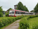  Durch diese hohle Gasse muss er kommen  und so kam er dann irgendwann auch durch das satte Grün, der Dieseltriebzug VT 71 B (629 071-1). (Niebüll, Juni 2024)