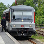 Ja wo bleiben sie denn, die Fahrgäste - der Dieseltriebzug 628 532  Munkmarsch  steht abfahrbereit am Bahnsteig. (Niebüll, Juni 2024)