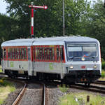 Der Dieseltriebzug 928 532 ist hier im Juni 2024 bei der Ankunft in Niebüll zu sehen.