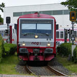 Der Dieseltriebzug VT 505 (629 505-8) ist hier im Juni 2024 bei der Fahrt vom NEG-Bahnsteig zum Bahnhof in Niebüll zu sehen.