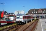 Der Sylt-Shuttle 628 532 setzt sich am 26.06.2024 im Bahnhof Westerland an den Schluss eines Autozuges nach Niebüll