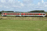 Das Sylt Shuttle am 28.7.24 zwischen Tinnum und Keitum an einen Autozug angehängt. 628 mit dem Namen Hörnum.