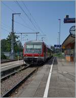 Der DB 628 698 hat als RB 93 nach Friedrichshafen Hafen den Bahnhof Enzisweiler erreicht.