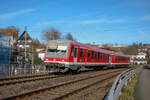 628 475 durchquert den Ort Glan-Münchweiler als RB 12867 nach Kaiserslautern. Nächster Halt wird in wenigen Augenblicken Glan-Münchweiler sein. (27.12.2024)