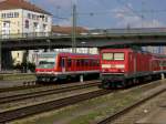 143 022 kommt mit einem RegionalExpress in Regensburg an und ein VT 628 415 steht auch daneben! (14.08.2007)