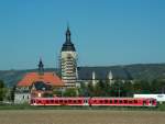 DB 628 xxx als RB von Naumburg (Saale) Hbf nach Artern bei der Einfahrt in Laucha (Unstrut). Da im April 2006 bei einer Routineuntersuchung an den planmig eingesetzten Triebwagen der BR 672 Risse im Fahrzeugrahmen festgestellt wurden, kamen whrend den Instandsetzungsarbeiten Triebwagen der BR 628 zum Einsatz; 10.09.2006