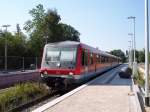 Ein 628 fhrt gerade in den schon zur Hlfte umgestalteten Bahnhof Scharbeutz ein.