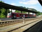 Eine RB nach Trier Hbf wartet am 24.07.08 an Gleis 5 in Gerolstein.