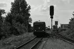 Auch wenn auf dem vorbeifahrenden LKW  Weser  steht,628 684-3 hat am 11.08.2008 soeben die Lauenburger Elbbrcke berquert und fhrt als RB nach Lbeck Hbf nun in den Personenbahnhof von Lauenburg