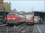 Im Bahnhof von Gerolstein begegneten sich am 08.11.08 der Eifel-Mosel-Express gezogen von Diesellok 218 137-8 in Richtung Kln und der Triebzug 628/928 463-9 in Richtung Trier.