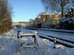 Soeben ist der RE 17 aus Hagen bei winterlichem Wetter in den Bahnhof Arnsberg  eingefahren.