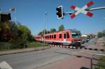 In Herrnburg kommt RE6 von Lbeck nach Szczecin Glowny ber den Bahnbergang gefahren. 23.04.2009