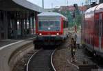 628 470 nach fhrt Lebach-Jabach fhrt in Saarbrcken ein. So ein Bahnsteig ist schon praktisch, Aufnahme von der Bahnsteigkante mit unverdecktem Fahrwerk. (19. Juli 2009)