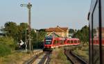 648 003 und 648 001 warten am 7.08.2009als RB nach Flensburg (wegen Schotterreinigungsarbeiten in Srup endend) im Bahnhof von Sderbrarup auf die abendliche Kreuzung mit der RB nach Kiel Hbf. 