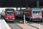 Der 643 543 auf dem RE10 und 928 500 auf der RB38 prsentieren die neue und die alte Generation in Dsseldorf HBF am 14.08.2009