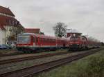 Die 218 466 mit dem IC Rottalerland (auerplanmig mit drei Dostos) am 17.010.2009 in Pfarrkirchen whrend auf Gleis 2 der 628 585 einfhrt.