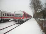 Die verschneite 928 617 im Bahnhof Munster (18.12.09)