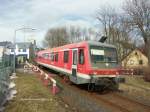 628/928238 wurde hier am 2.März 2010 in Hof aufgenommen, als er diesen Fussgänger-BÜ mit Umlaufgitter am Abstieg hinunter zum Q-Bogen/Hbf passierte. Fzg. soll wg. Laufkilometergrenze derzeit kalt abgestellt sein (22.03.2010).