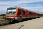 628 241 hat uns weiter nach Tling gebracht und wird den Bahnhof gleich Richtung Burghausen verlassen. (24.8.2010)