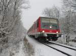 628-561 fhrt am 29.11.10 als RB 23169 Saarbrcken - Lebach-Jabach bei Bubach durch den saarlndischen Schnee.