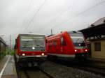 628 421 und 612 615 stehen am 17. August 2010 als RB bzw. als RE nach Lichtenfels auf den Gleisen 3 und 4 in Kronach.