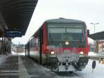 Auch die Hofer 628 kämpfen sich wacker durch den letzten Einsatz-Winter in Oberfranken. Hier abfahrbereit in Hof Hbf mit deutlichen Spuren des Winters.... Foto vom 10.12.2010. Heute ist der HP aufgegeben, das Häuschen ist weg, der Zugang versperrt. Damals hielten noch 2 Züge täglich dort. Schade, dass es nichtmal für einen Bedarfshalt gereicht hat.