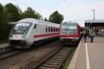 628 705 und ein IC-Zug stehen im Bahnhof Crailsheim.