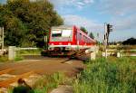 Am Abend des 21.8.2011 kommt der 628 668 hier am Bahnbergang an der K41 heran gefahren.