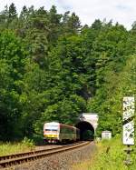 Diesel-Triebzug 628 677-7 / 928 677-4 Daadetalbahn der Westerwaldbahn (WEBA) hat am 03.07.2012 gerade den Alsdorfertunnel verlassen. Er fhrt die Strecke Betzdorf-Daaden, auf der KBS 463 (Daadetalbahn). Rechts verluft die Hellertalbahn (KBS 462) ber Herdorf nach Haiger.