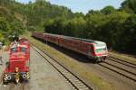 V 60 1140 und dahinter V 100 2091 der VEB stehen am hauseigenen Bahnsteig des BW Gerolstein am Tag des Denkmals, whrend auf der Eifelstrecke von Kln nach Trier Regelbtrieb herrscht. Hier in Form von 628 463 als fhrenden Triebzug und einem unbekannten 628er als RE 12081 nach Trier. 
Aufgenommen von der Arbeitsbhne eines SKL, die zur Besichtigung frei gegeben war.

Gerolstein - Tag des Denkmals - 9.9.12