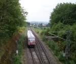 Etwas kurios stellt sich seit dem Bau der Wemmetsweiler Kurve der Bahnbetrieb zwischen Illingen und Wemmetsweiler dar. Der Bahnknoten Wemmetsweiler wurde aufgelst und nach Illingen  verschoben . Zge die ber das Fischbachtal von Saarbrcken ber Merchweiler nach Illingen und Lebach wollten, muten in Wemmetsweiler Kopf machen. Durch den Bau der Wemmetsweiler Kurve fahren die Triebwagen nach Lebach nun an Wemmetsweiler vorbei und Umsteigepunkt ist Illingen. Zwischen Saarbrcken und Lebach-Jabach verkehrt die RB 72 mit Triebwagen der BR 628.
628 466 aus Lebach befindet sich hier zwischen Illingen-Gennweiler und Wemmetsweiler. Das Gleis mit Fahrdraht gehrt zur KBS 683 nach Illingen, dort verkehren 425/426er Triebwagen. Die Wemmetsweiler Kurve wurde nicht elektrifiziert. 
Die folgenden zweihundert Meter bis zum Abzweig Wemmetsweiler Kurve sind nur eingleisig.
01.06.2010