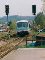 Im Juni 1996 war der Regionalverkehr....

im Saarland auf nicht elektrifizierten Strecken in der Hand der 628er und noch einiger 212er.

In Niederwrzbach ( offiziell Wrzbach Saar ) hatte ich gerade die Regionalbahn nach Pirmasens verlassen und konnte noch einen Nachschu am B kurz hinter dem Bahnhof auf 628 265-1 machen.

KBS 674 - Scan vom Papierfoto