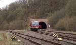 Tunnel reiht sich an Tunnel zwischen Neubrcke/Nahe und Idar-Oberstein. Acht Stck sind es an der Zahl.
Erwartet wurde der RE Saarbrcken-Mainz, im Normalfall bestckt mit einem 612er Doppel.
Hier kamen aber 628 470 und 629 003 an getuckert. Nach dem Jhrodter Tunnel durchfhrt das Gespann gleich den Bahnhof Heimbach/Nahe.
Links geht die Strecke nach Baumholder ab.
18.04.2013 - KBS 680 - Bahnstrecke 3511 Bingen - Saarbrcken