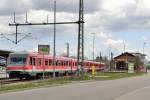 Die beiden 628ziger Triebwagen 655 und 611 im Bahnhof Sinsheim stehend von der Jahnstrae aus gesehen.