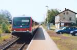 928 331 fhrt am 30.8.05 als RB nach Lauterbach im ehemaligen Bahnhof Zell-Romrod ab. Das verwahrloste Empfangsgebude lie die Deutsche Bahn AG etwa 5 Jahre spter abreien.