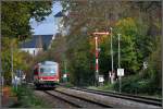 628 555  nach Kisslegg nhert sich entlang des Heckenwegs dem Bahnbergang am Aeschacher Ufer kurz vor Lindau.