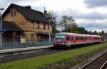 Der Triebwagen 628 497 vor dem alten Empfangsgebude in Neuss Holzheim....
er ist als RB 38 nach Neuss unterwegs. 10.11.2013