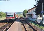 Der graffiti-verschmierte 928 447 hlt am 30.8.05 als RB nach Fulda im Bahnhof Groenlder auf Gleis 2.