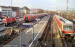 Blick nach Norden auf die Stumpfgleise im Bahnhof Fulda am 30.12.08: 363 701 und 628 443 umrahmen eine abgestellte Doppelstockgarnitur.