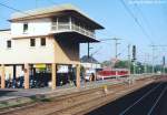 Den Hausbahnsteig von Fulda dominiert das imposante Stellwerk.