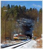  Der Dieseltriebzug  628 677-7 / 928 677-4 Daadetalbahn der Westerwaldbahn (WEBA) als RB 97 Betzdorf - Daaden hat gerade den 131 m langen Alsdorfer Tunnel velassen und fährt Richtung Daaden,