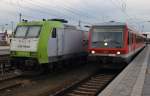 Hier links 185 505-5 und rechts 928 683, diese beiden Triebfahrzeuge begegneten sich am 7.2.2014 in Angermünde.